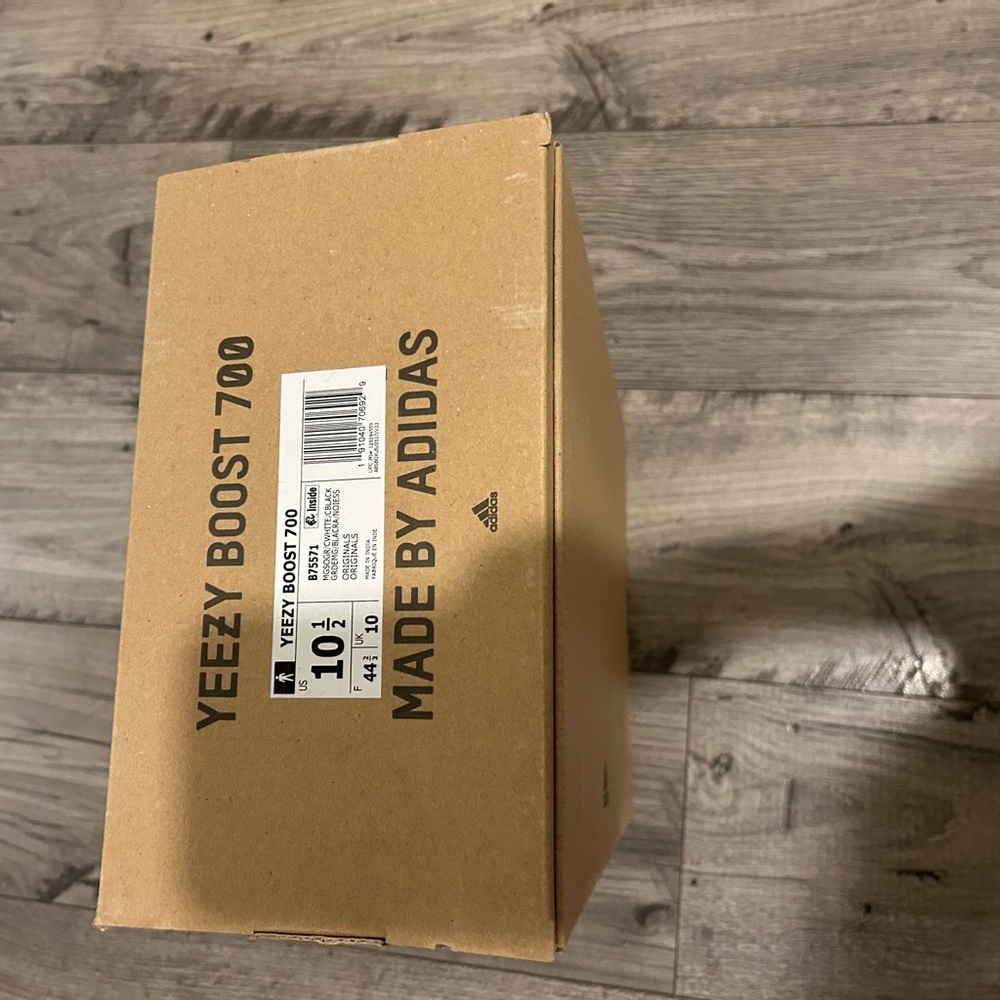 Yeezy Boost 700 Wave Runner - Picture 5 of 5